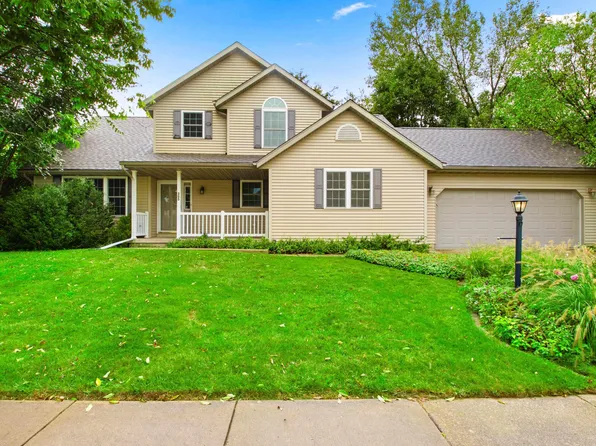 305 Lexington Dr, Washington, IL 61571