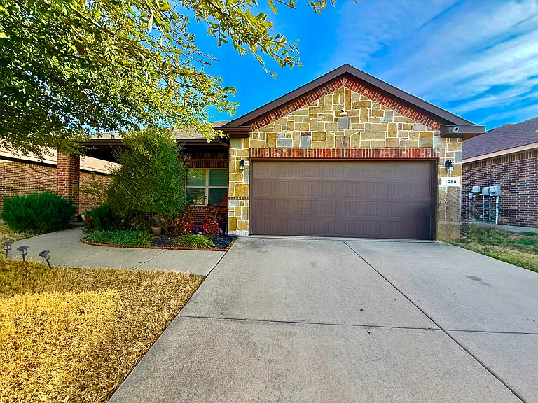 1068 Meadow Scape Dr — Photo 1