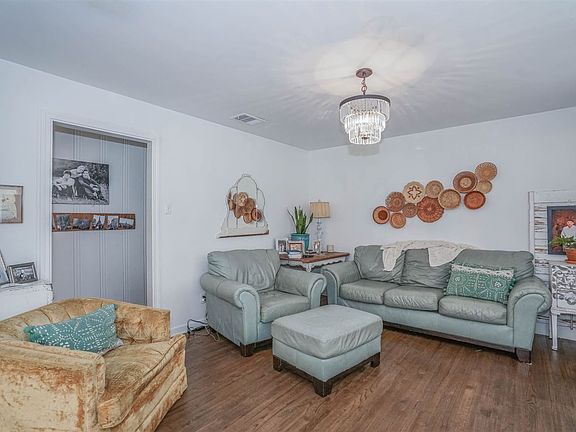 4th image of 105 College Ave