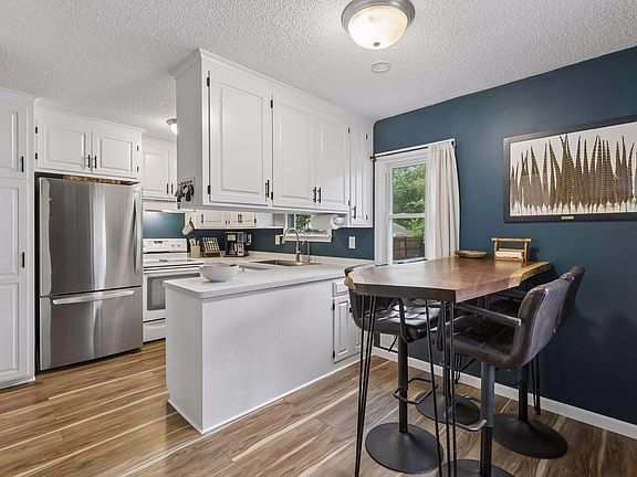 3rd image of 6 Pine Dr
