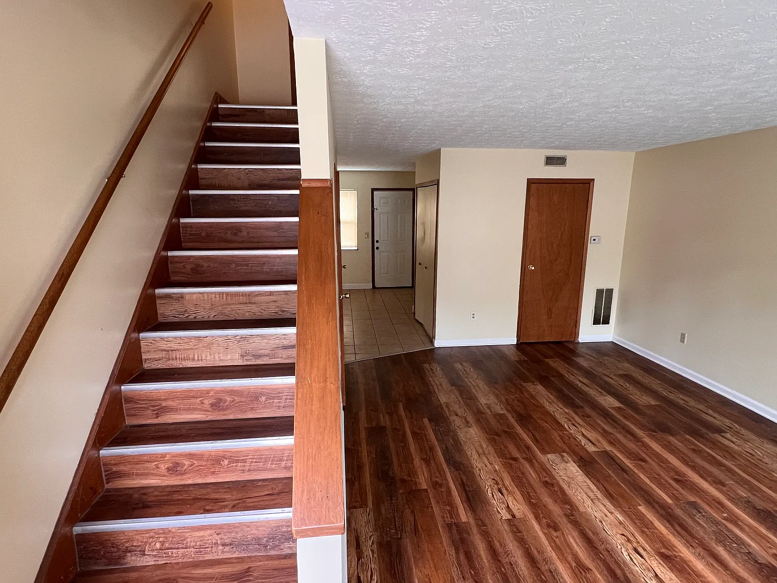2 bed, 1.5 bath, 960 sqft, $1,100 — Photo 2