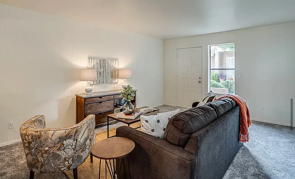 2845 E Tracy Ln — Photo 3