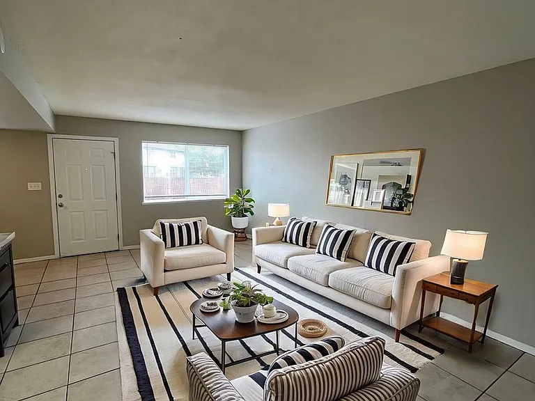 918-922 Teal Ct. — Photo 21