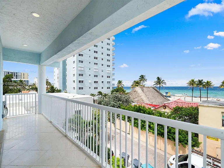311 N Surf Rd — Photo 34