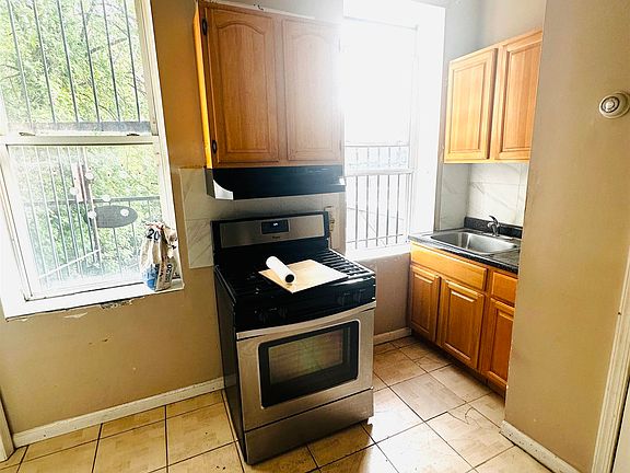 3rd image of 737 Montgomery St APT 1