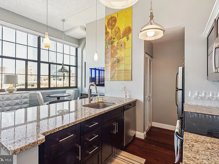 2429 Locust St #302 — Photo 2