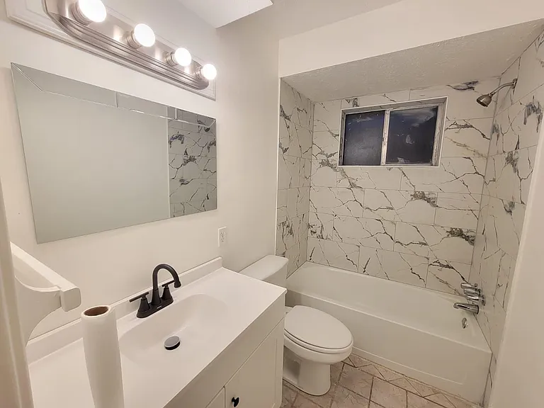 323 Edgeton Ct — Photo 12
