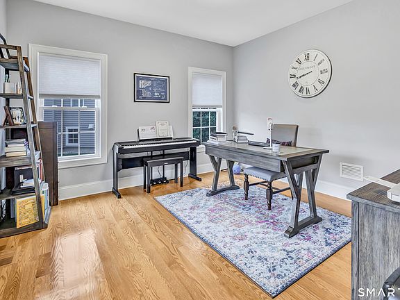 5th image of 15 Woods View Lane