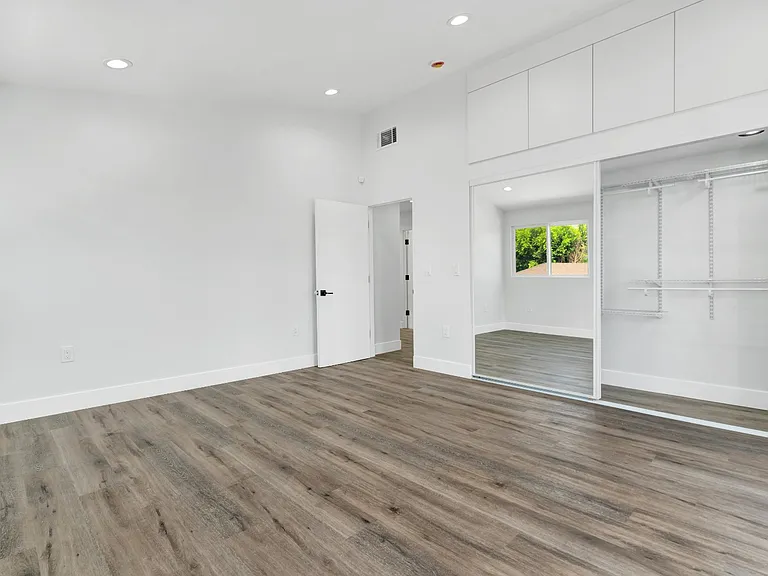 11613 Burbank Blvd — Photo 24