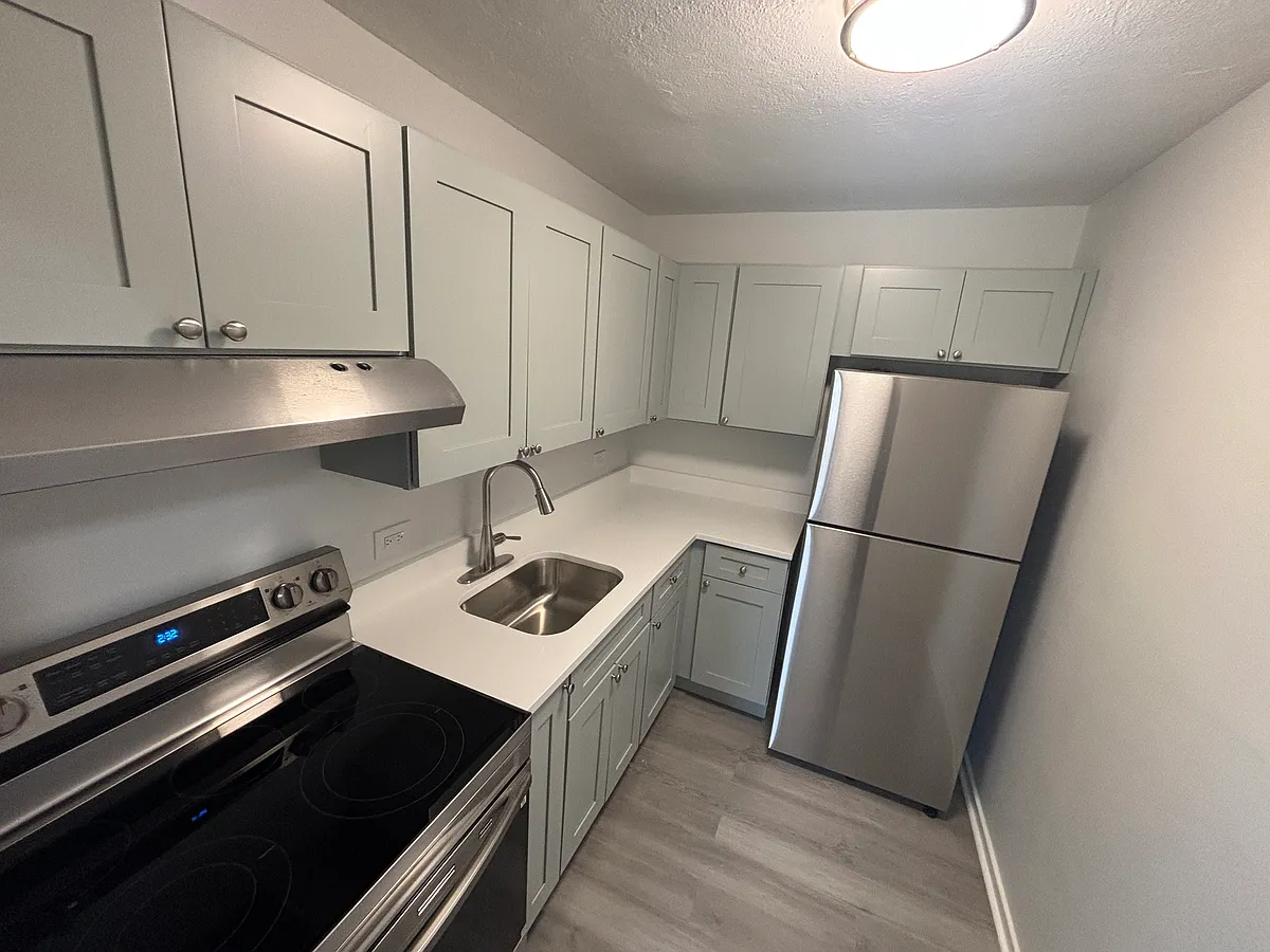 Building Photo - 7327 N Rogers Ave #408