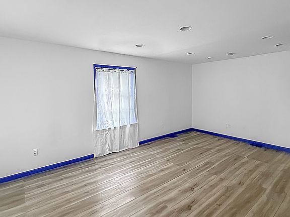 LIVING ROOM (UN-STAGED)