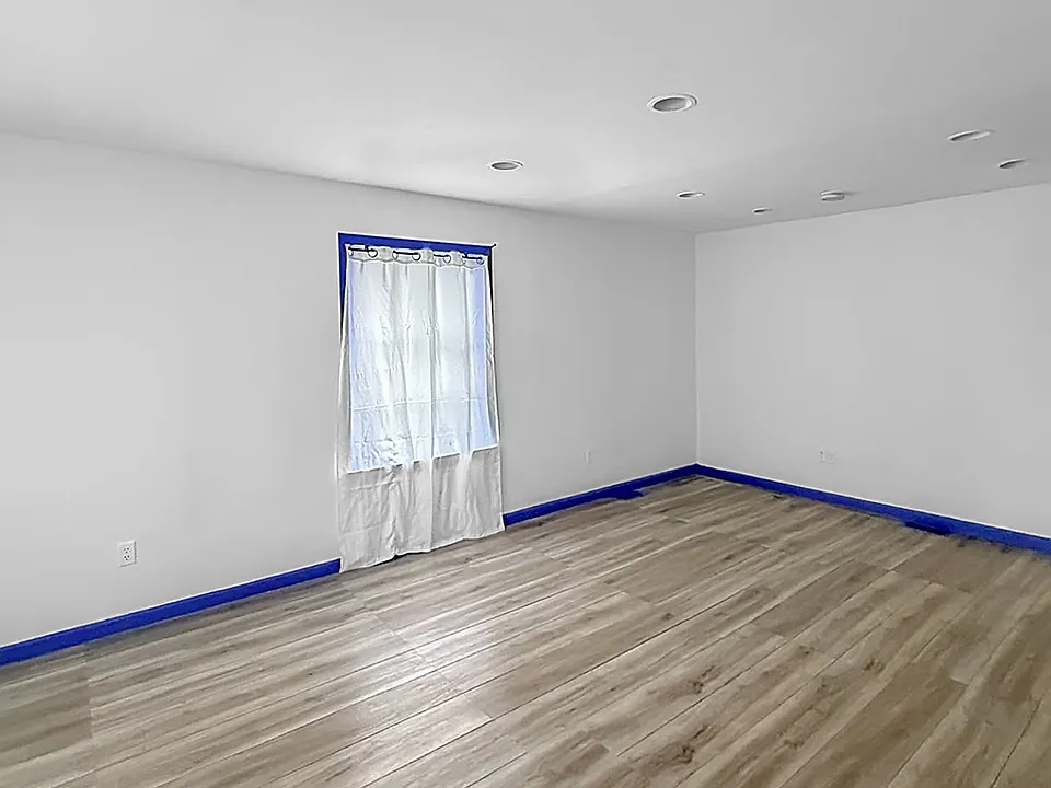 LIVING ROOM (UN-STAGED)