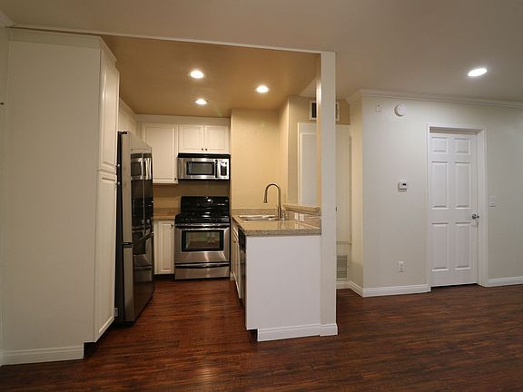 5th image of 5510 Owensmouth Ave APT 101