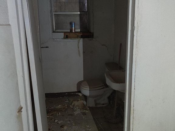 2nd image of 224 NW G Ave