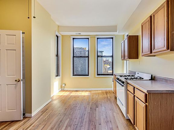 3rd image of 539 N Bishop St APT 2