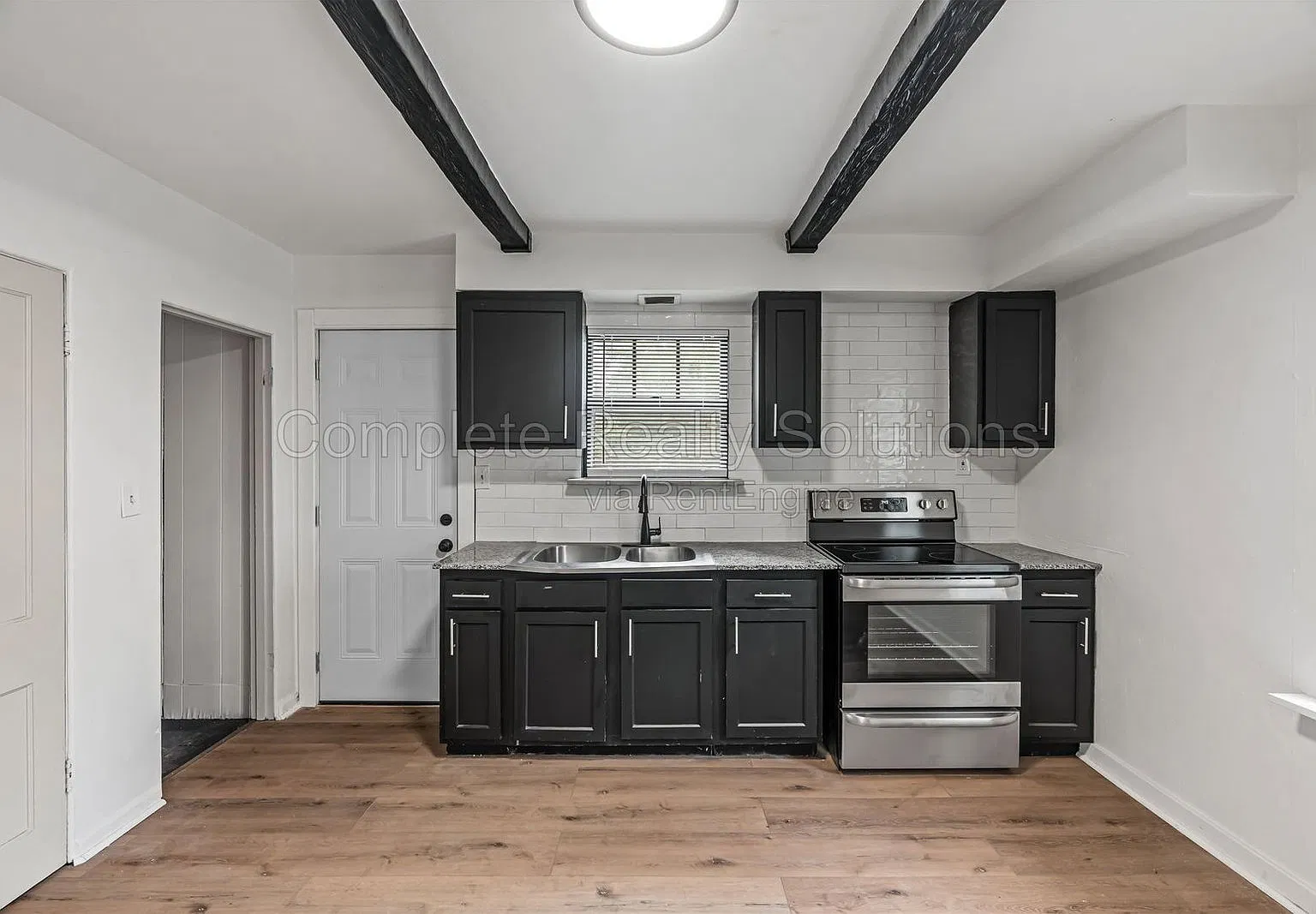 2 bed, 1.0 bath, 936 sqft, $1,100 — Photo 2