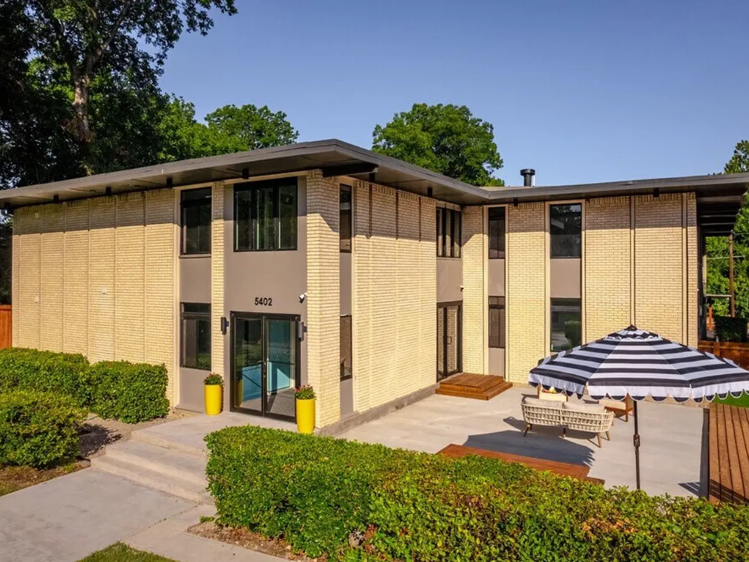 August Move-In Special Apply Within 24 Hours Of Your Tour & Receive One Free Month Of Utilities! — Photo 2