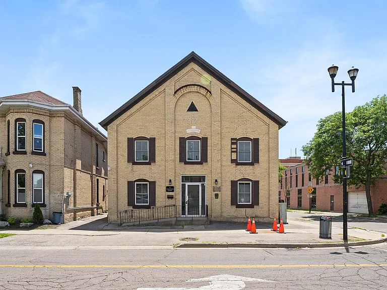 35 Wellington St #2L — Photo 1
