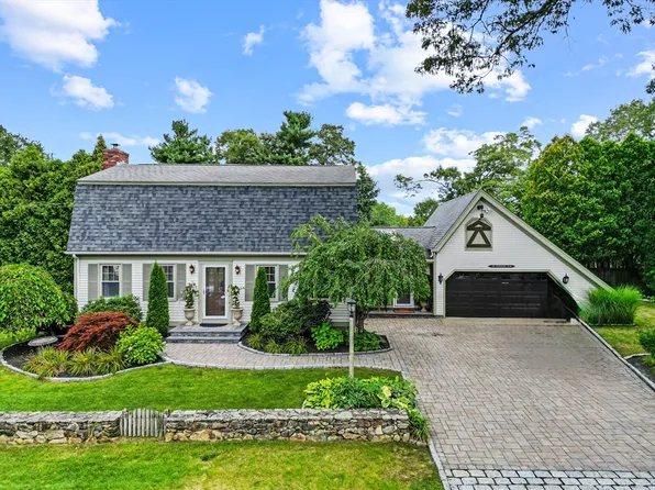 39 Pershing Ave, Acushnet, MA 02743