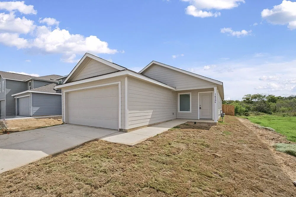Stylish 3-Bed Home with Fenced Yard, Garage, and Community Pool in Elmendorf — Photo 2