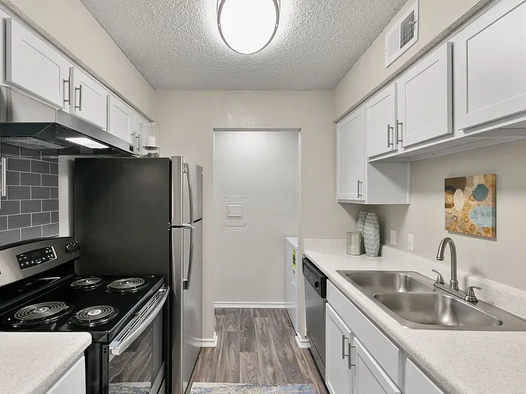 Creekwood Apartment Homes — Photo 8