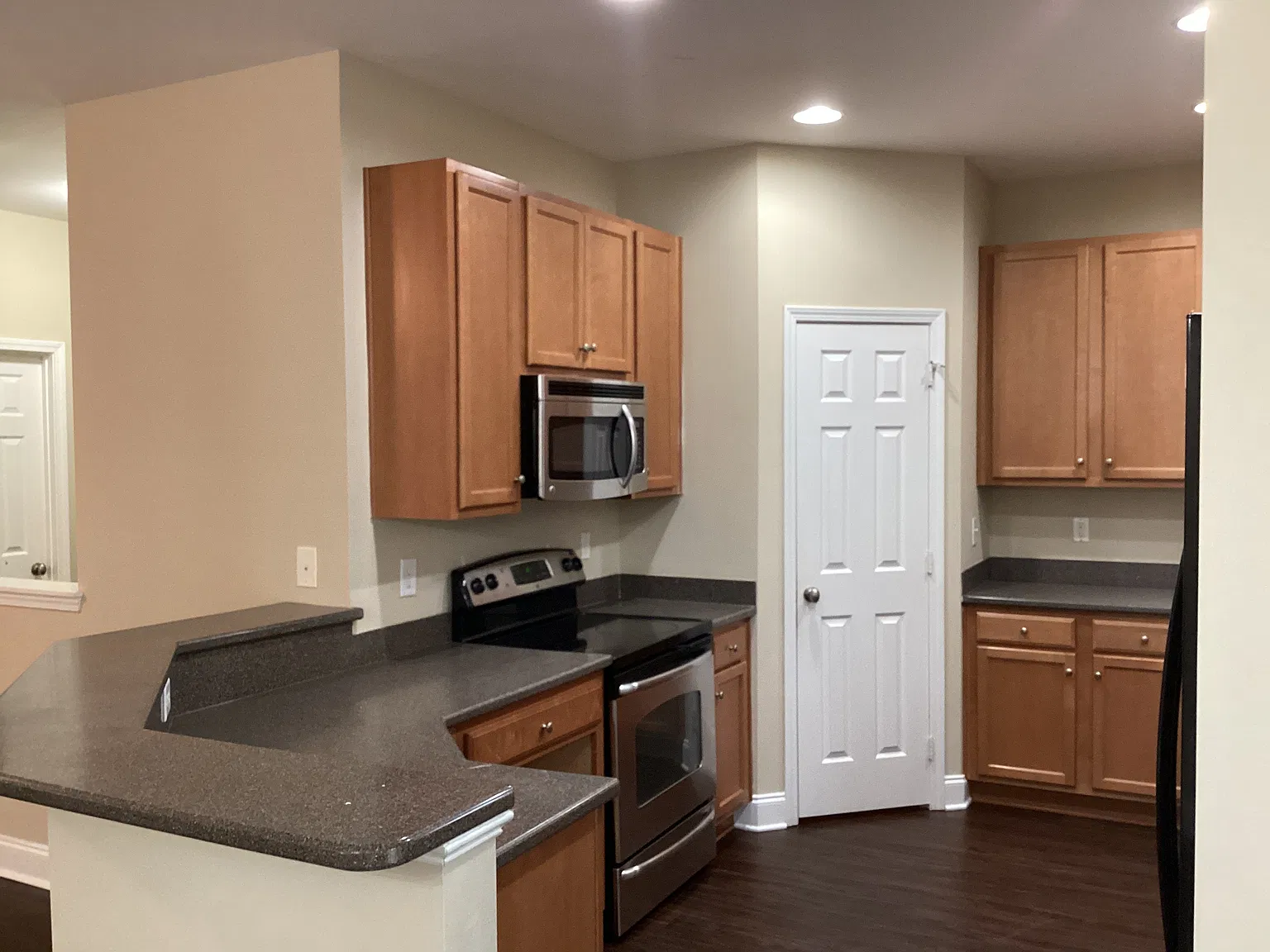 4 bed, 2.5 bath, 1896 sqft, $2,460 — Photo 2