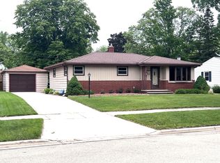 615 Clover Ln, Green Bay, WI 54301