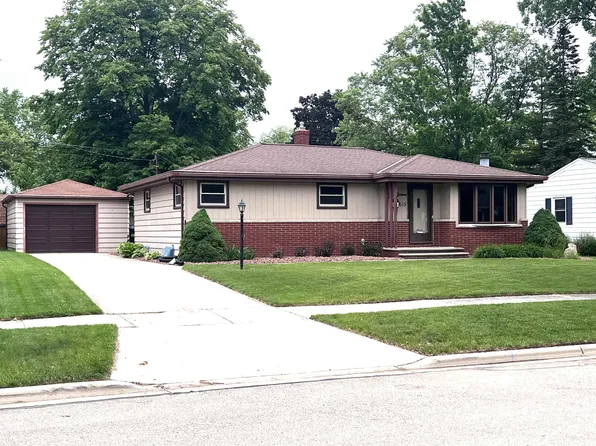 615 Clover Ln, Green Bay, WI 54301