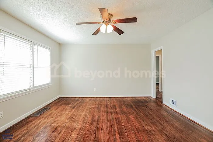 1028 Broadmoor Dr — Photo 3