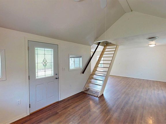 3rd image of 111 Railway Ave