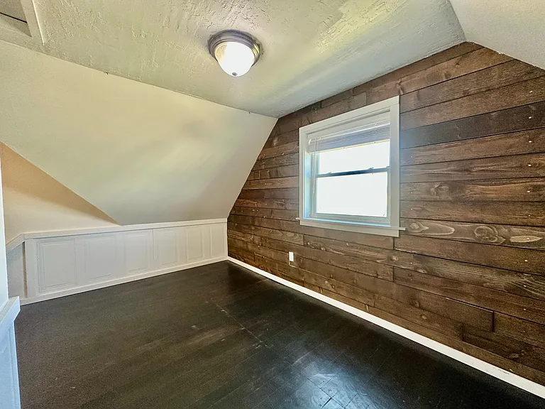 212 E Henley St — Photo 11