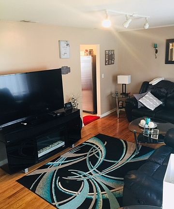 5th image of 309 E Fullerton Ave