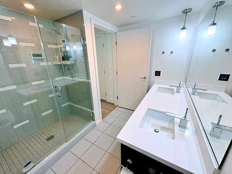 Main Bedroom's Bathroom (2)