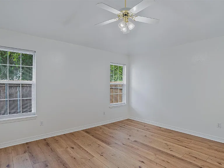 1435 Williamsburg Dr — Photo 15