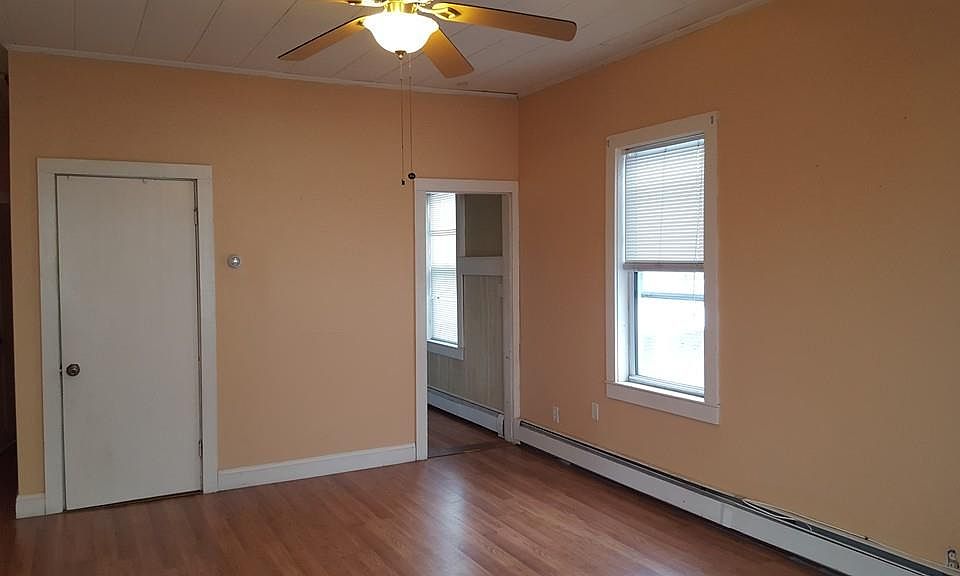 2nd image of 124 Bay St #3