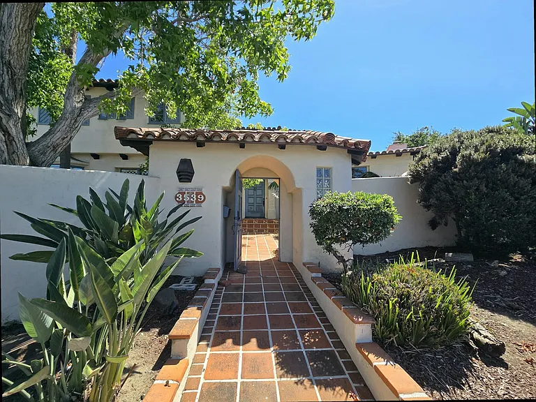 3539 Elliott St — Photo 2