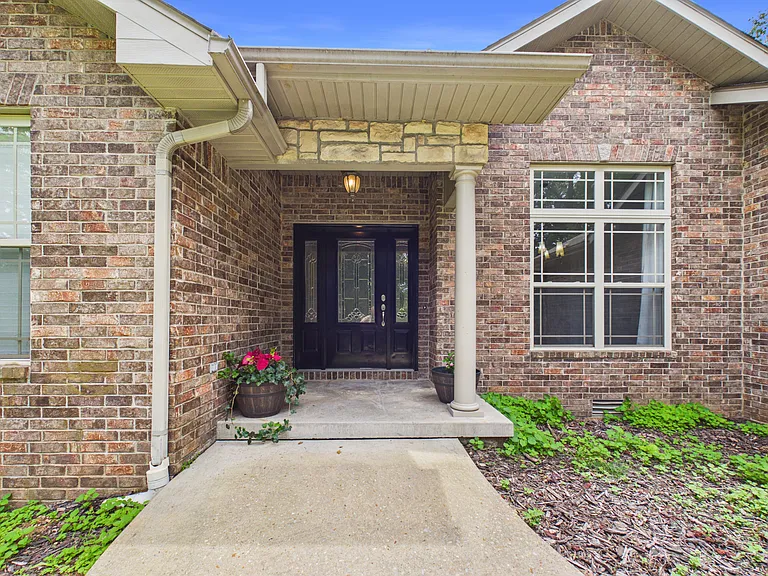 483 Baypoint Dr — Photo 2