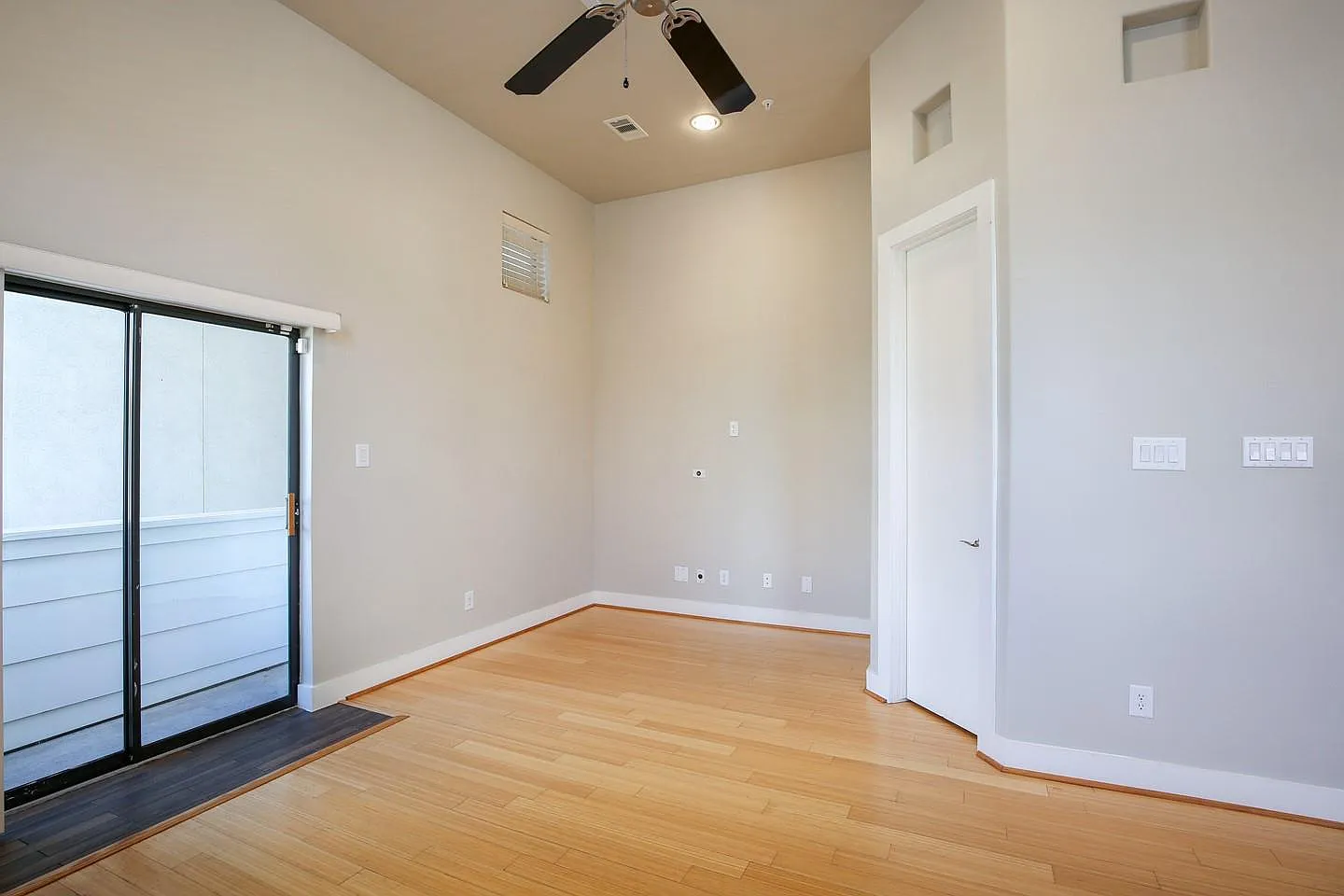 2 bed, 1.5 bath, 1330 sqft, $2,000 — Photo 2