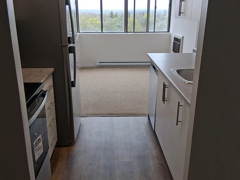90 Highview Ave E — Photo 11