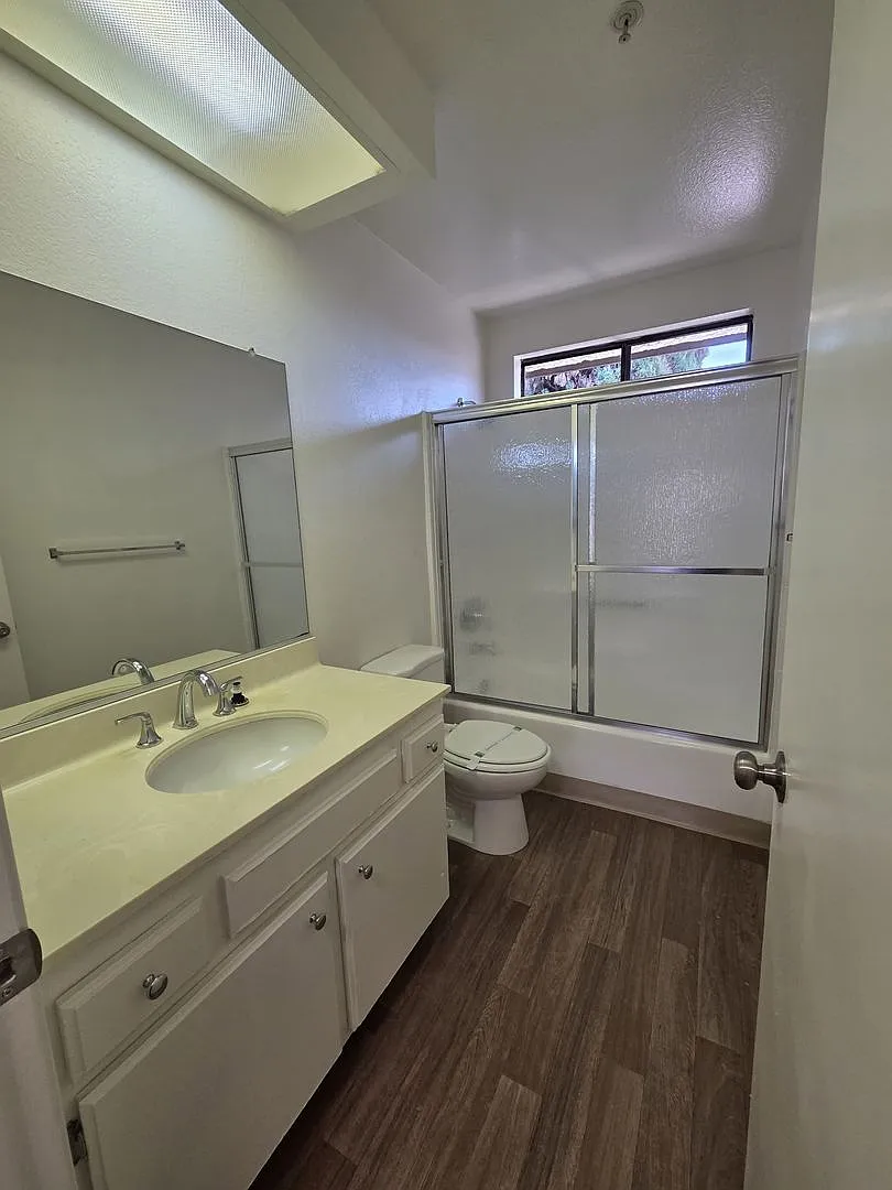 Broadway Apartments — Photo 1