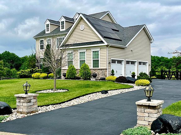 2nd image of 124 Nicholas Ct