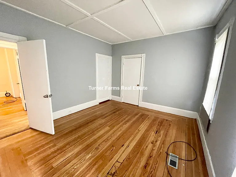 10 Wave Ave — Photo 9