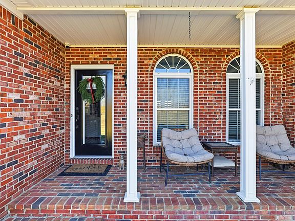 3rd image of 2000 Webster Rd