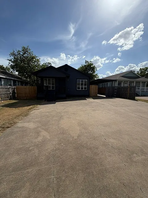 3 bed, 1152 sqft, $1,800 — Photo 2