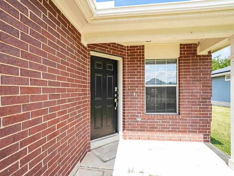 411 Saul St — Photo 3