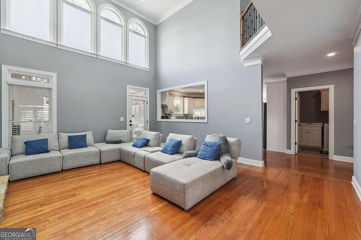 7 bed, 5467 sqft, $4,500 — Photo 4