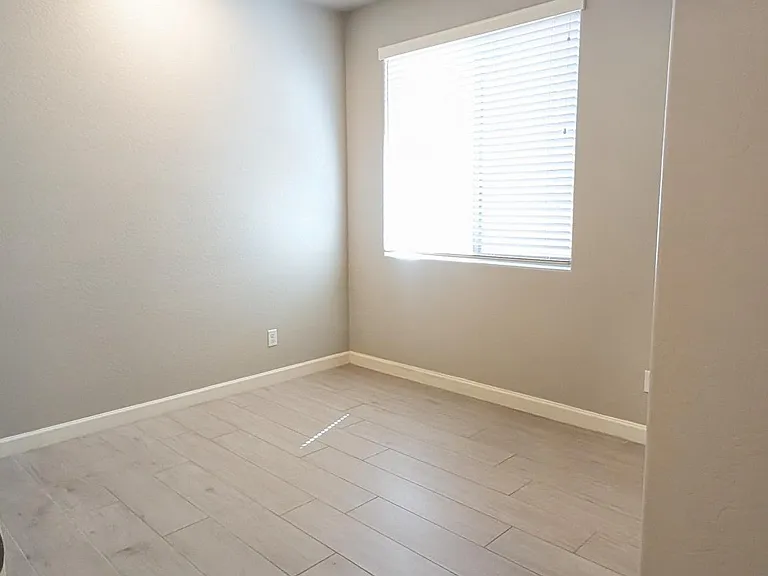 2119 E Kings Ave — Photo 11