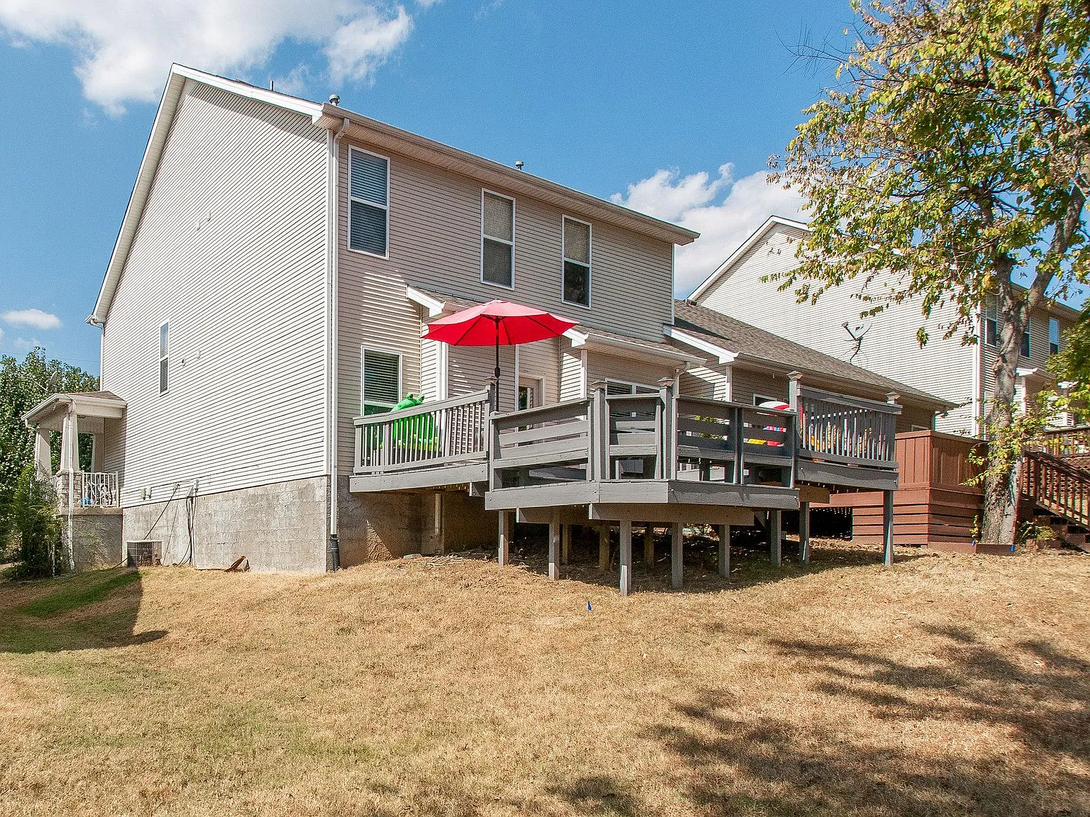 411 Normandy Cir — Photo 2