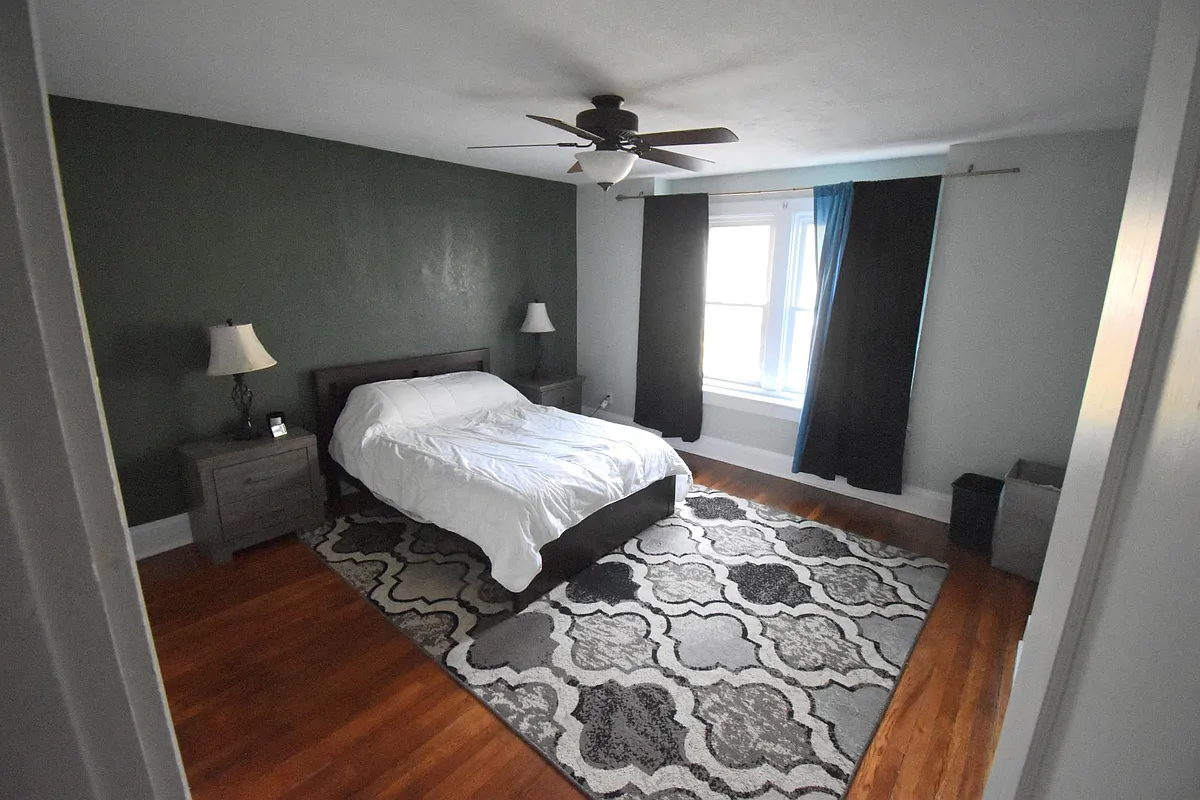 Building Photo - 2475 Indianola Ave #2475