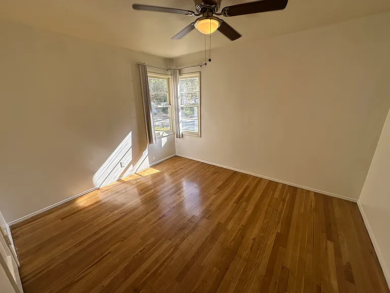 Silverlake Garden Apartments — Photo 46